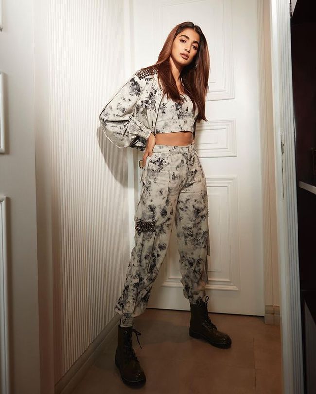 Staggering Poses Of Pooja Hegde In Black